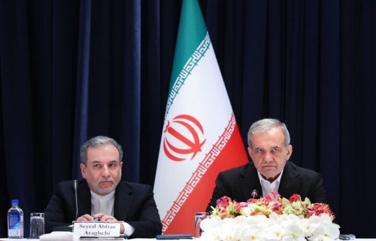 Araghchi: D'après ce que je sais, Khamenei et Pezechkian sont en vie