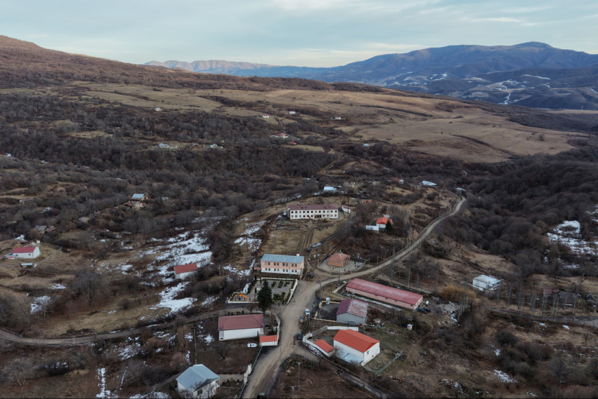Le président Ilham Aliyev s’est familiarisé avec les travaux réalisés dans le village de Tchapar à Aghdara
