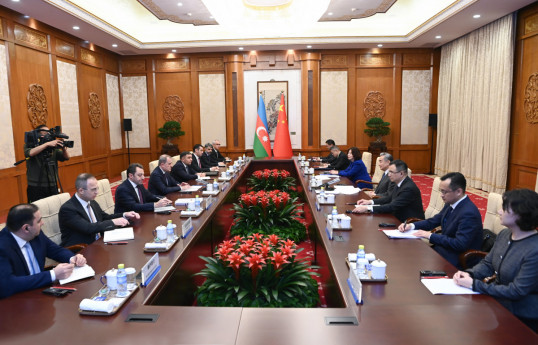 Djeyhoun Baïramov a discuté avec le ministre des Affaires étrangères de Chine des questions régionales et internationales-ACTUALISÉ 