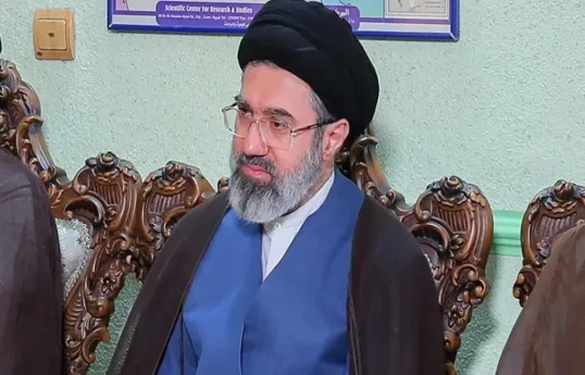 Le New York Times : Le guide suprême iranien était opposé aux négociations, mais Pezeshkian est parvenu à le convaincre