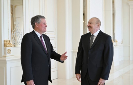Sénateur Steve Daines, membre de la Commission des Affaires étrangères du Sénat américain et Président azerbaïdjanais Ilham Aliyev