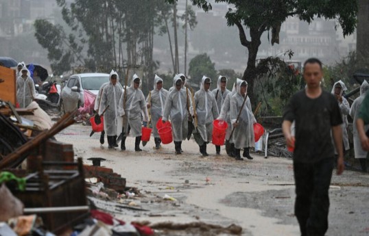 Inondations en Chine: 39 morts, habitants et secours s'attellent au nettoyage