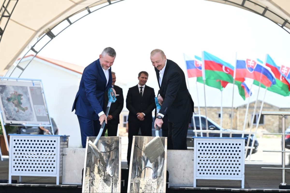 Les présidents de l’Azerbaïdjan et de la Slovaquie se sont familiarisés avec les travaux réalisés dans le village de Bach Garvand, dans la région d’Aghdam, la première pierre de l’école a été posée-PHOTO 