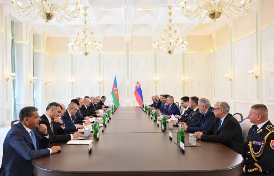 Président Ilham Aliyev a tenu à Choucha une réunion en format élargi avec le président de la Slovaquie-PHOTO -ACTUALISÉ 