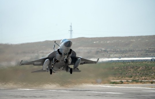 Des pilotes militaires ont effectué des missions d’entraînement aux manœuvres de combat avec des JF-17C, des Su-25ML et des L-39 -PHOTO 