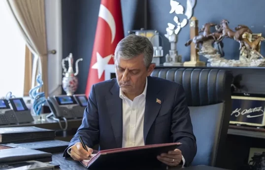 Özgür Özel a démissionné du CHP avec 90 députés et a annoncé la création d’un parti appelé « Nouveau Parti »