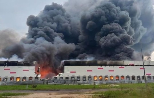 Riazan a été la cible d’une attaque massive de drones, provoquant un incendie dans une raffinerie de pétrole et dans un entrepôt de “Wildberries”