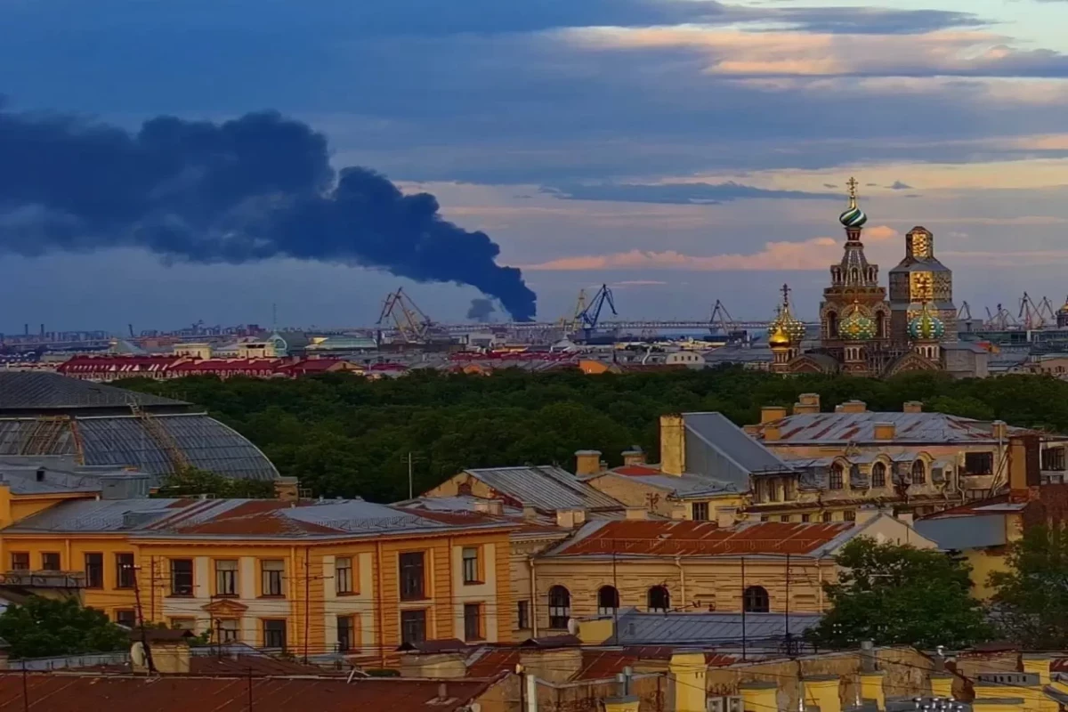 Russie a abattu 354 drones ukrainiens, un terminal pétrolier est en feu à Saint-Pétersbourg, où se tient le Forum économique international -PHOTO 