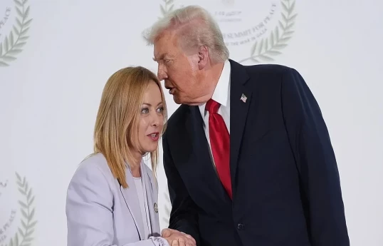 Trump a affirmé que Meloni l'avait supplié de prendre une photo, ce que la dirigeante italienne a qualifié de fabrication