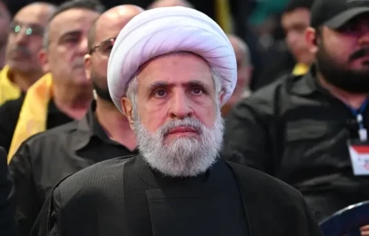 Ministre de la Défense israélien : le leader du Hezbollah, Naim Qassem, est notre cible 