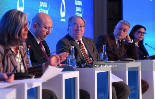Une discussion en panel consacrée au WUF13 a eu lieu lors du XIIIᵉ Forum mondial de Bakou