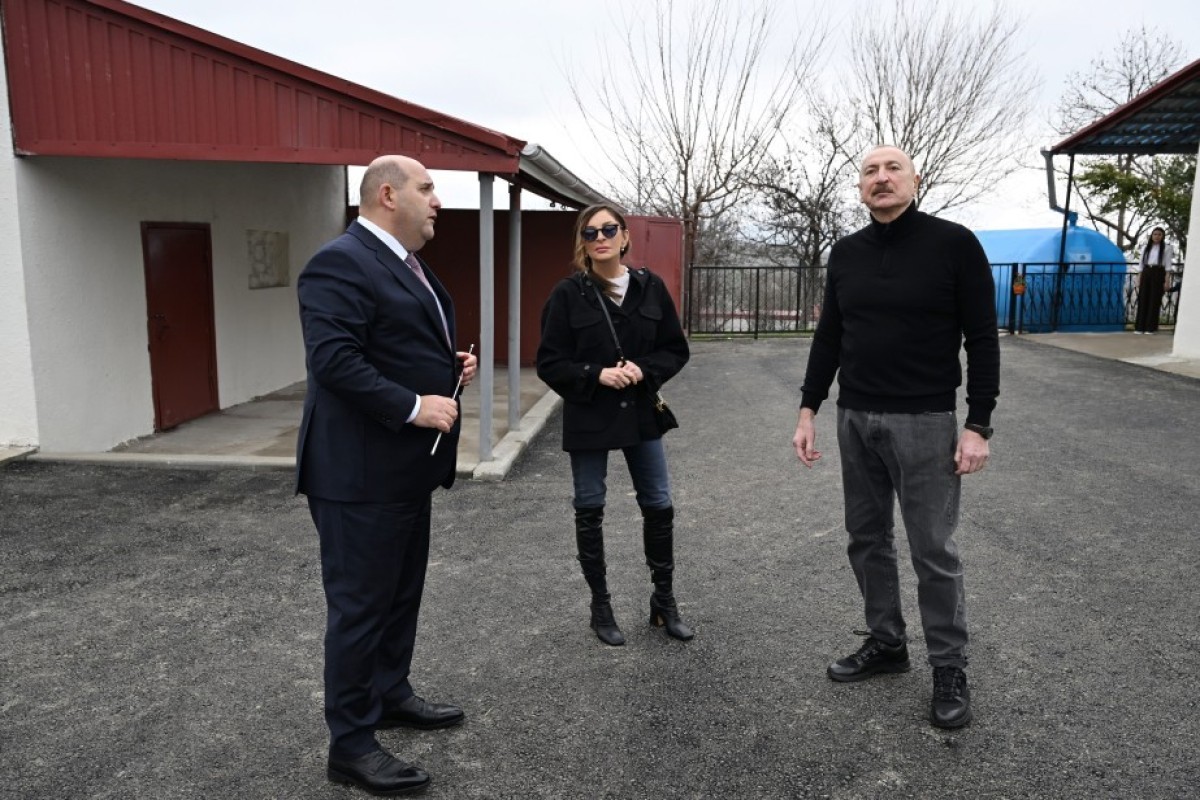 Président s’est familiarisé avec les travaux de reconstruction des maisons individuelles et des infrastructures dans le village de Khanoba, à Khojavend -PHOTO 