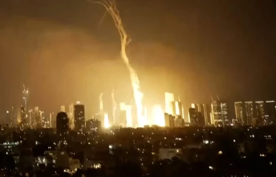 En réponse à l’assassinat de Larijani en Iran, Téhéran a frappé Tel-Aviv avec des missiles à ogives à sous-munitions, il y a des morts