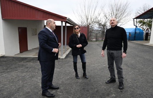 Président s’est familiarisé avec les travaux de reconstruction des maisons individuelles et des infrastructures dans le village de Khanoba, à Khojavend -PHOTO 