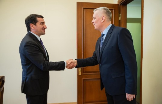 Hikmet Hajiyev a discuté des relations bilatérales à Bakou avec un responsable polonais