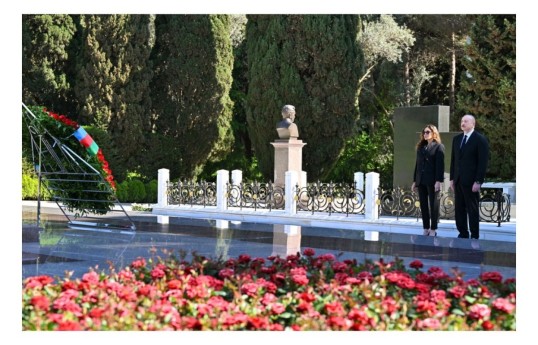 Président et la Première dame ont visité la tombe du Grand Leader Heydar Aliyev – PHOTO