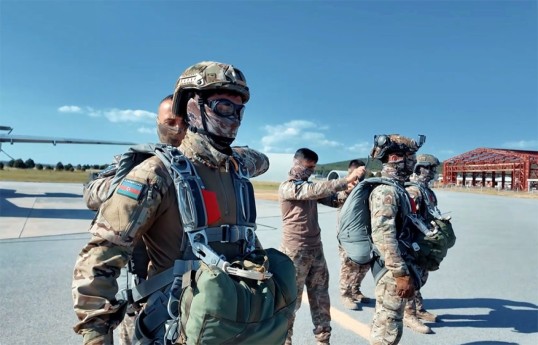 Les militaires de Azerbaijan, de Turquie et de Hongrie ont exécuté des exercices de préparation au parachutisme -VIDÉO 