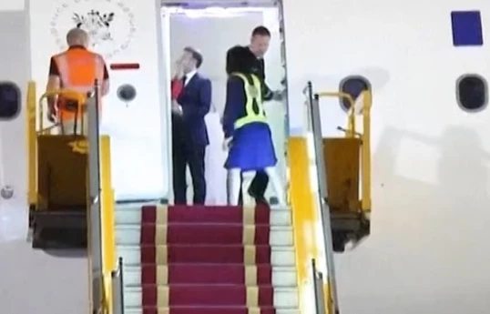 Daily Mail : L’épouse de Macron l’aurait giflé dans l’avion à cause de messages échangés avec une actrice iranienne