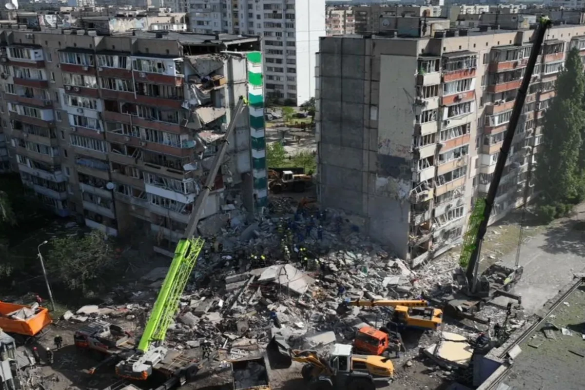 À Kiev, les corps de 24 personnes ont été extraits des décombres d’un bâtiment touché par l’armée russe