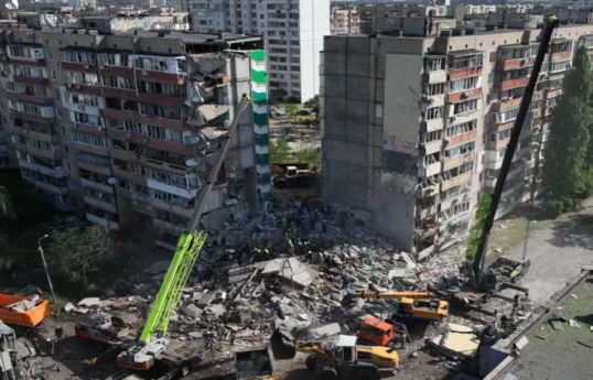 À Kiev, les corps de 24 personnes ont été extraits des décombres d’un bâtiment touché par l’armée russe
