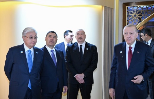 Président et les autres participants au Sommet informel de l’Organisation des États turciques ont visité plusieurs sites culturels à Turkestan