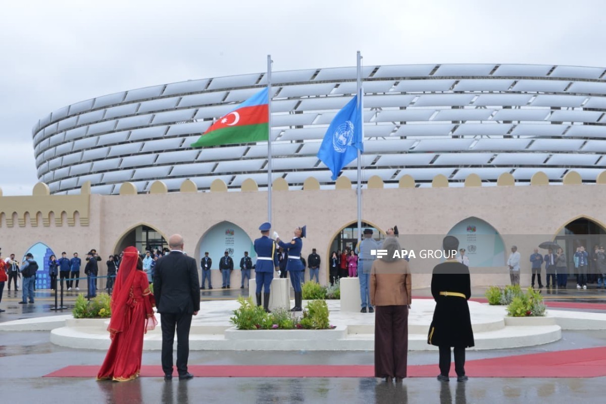 WUF13 : les drapeaux de l’ONU et de l’Azerbaïdjan hissés à Bakou - PHOTO 