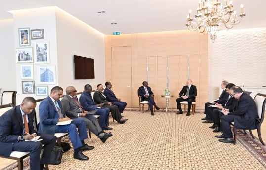 Ilham Aliyev rencontre une délégation dirigée par le président kényan