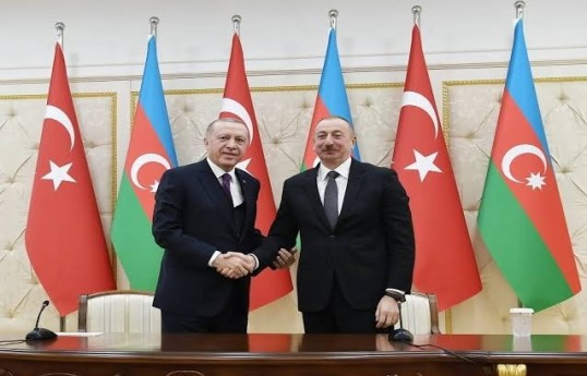 Le président turc Recep Tayyip Erdoğan et le président azerbaïdjanais Ilham Aliyev