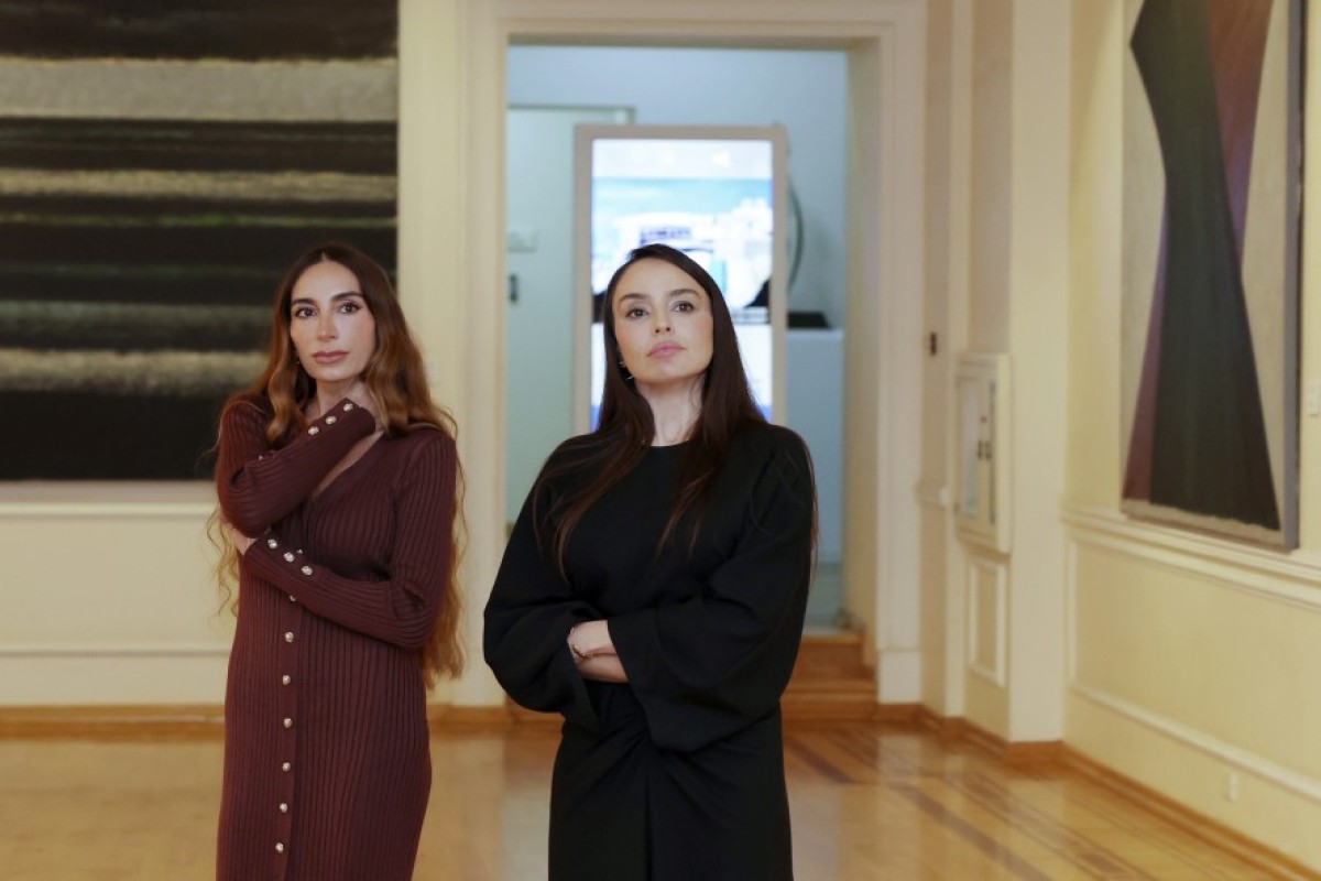 Le président Ilham Aliyev, la première dame Mehriban Aliyeva et les membres de leur famille visitent l’exposition rétrospective « Mon Abcheron : et plus encore »-PHOTO 