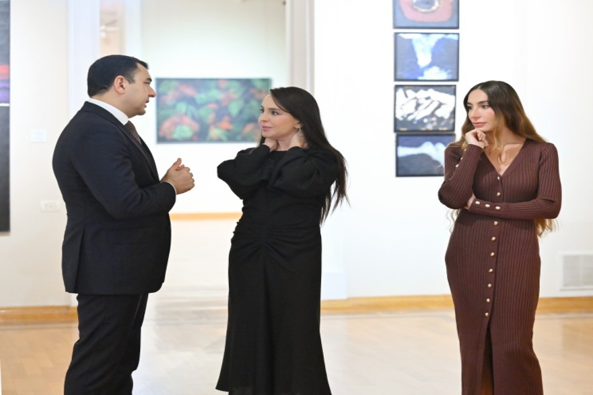 Le président Ilham Aliyev, la première dame Mehriban Aliyeva et les membres de leur famille visitent l’exposition rétrospective « Mon Abcheron : et plus encore »-PHOTO 