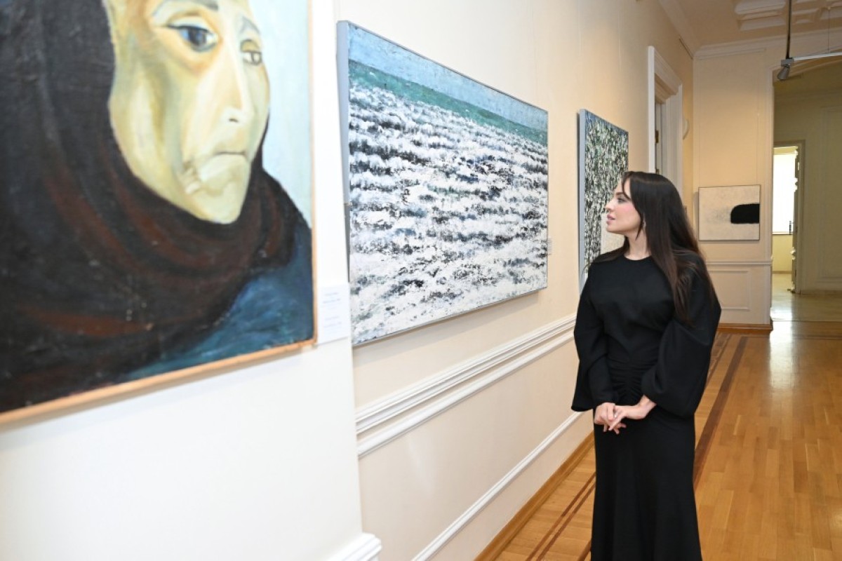 Le président Ilham Aliyev, la première dame Mehriban Aliyeva et les membres de leur famille visitent l’exposition rétrospective « Mon Abcheron : et plus encore »-PHOTO 