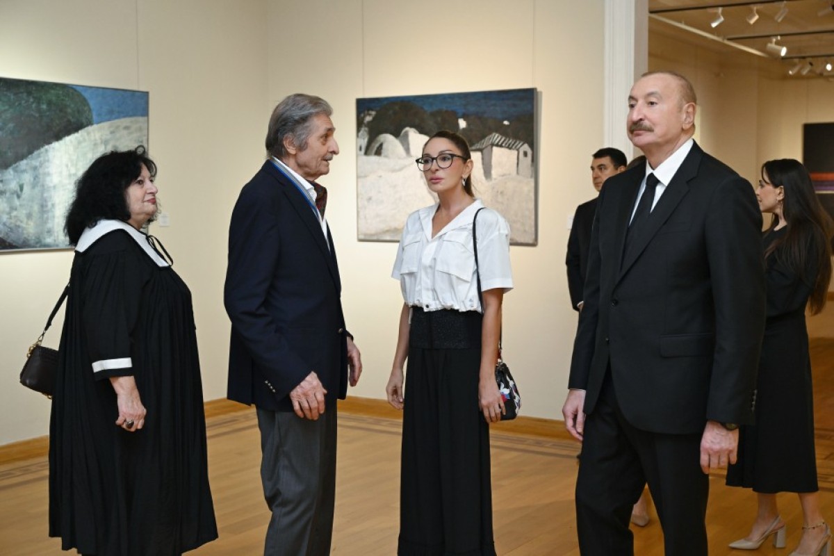 Le président Ilham Aliyev, la première dame Mehriban Aliyeva et les membres de leur famille visitent l’exposition rétrospective « Mon Abcheron : et plus encore »-PHOTO 