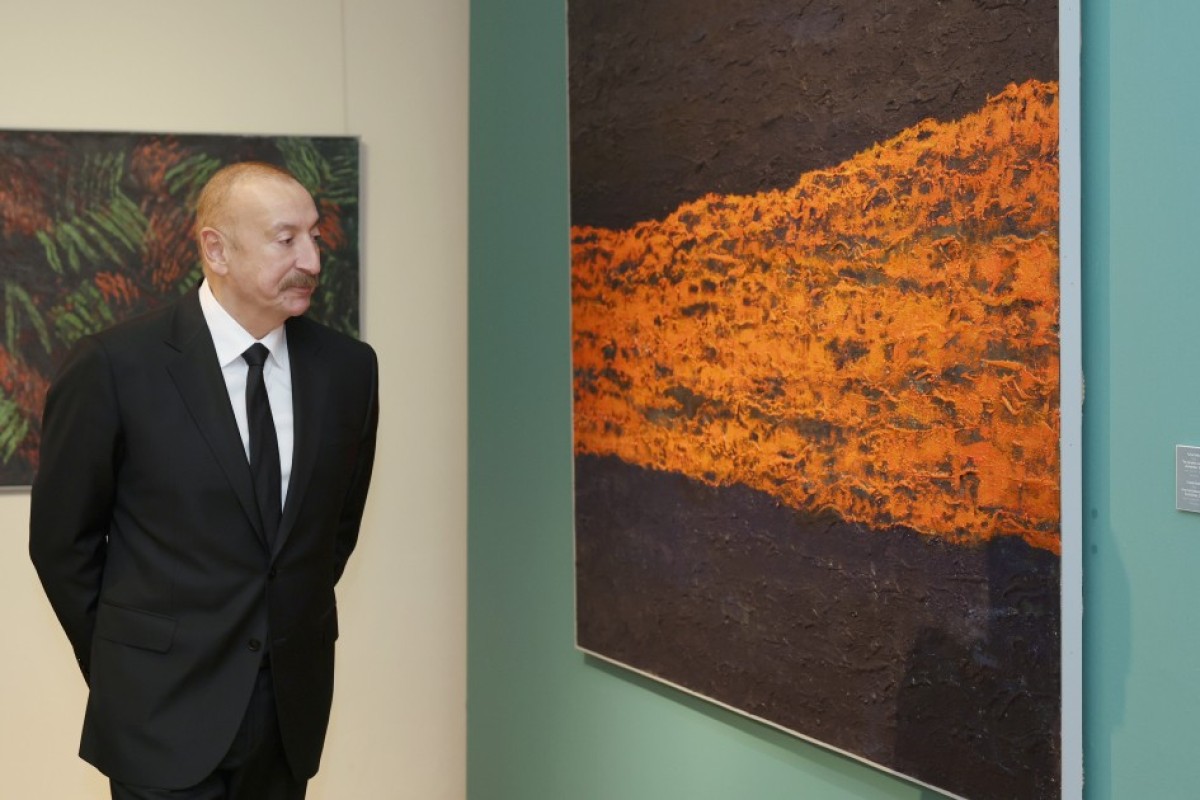 Le président Ilham Aliyev, la première dame Mehriban Aliyeva et les membres de leur famille visitent l’exposition rétrospective « Mon Abcheron : et plus encore »-PHOTO 