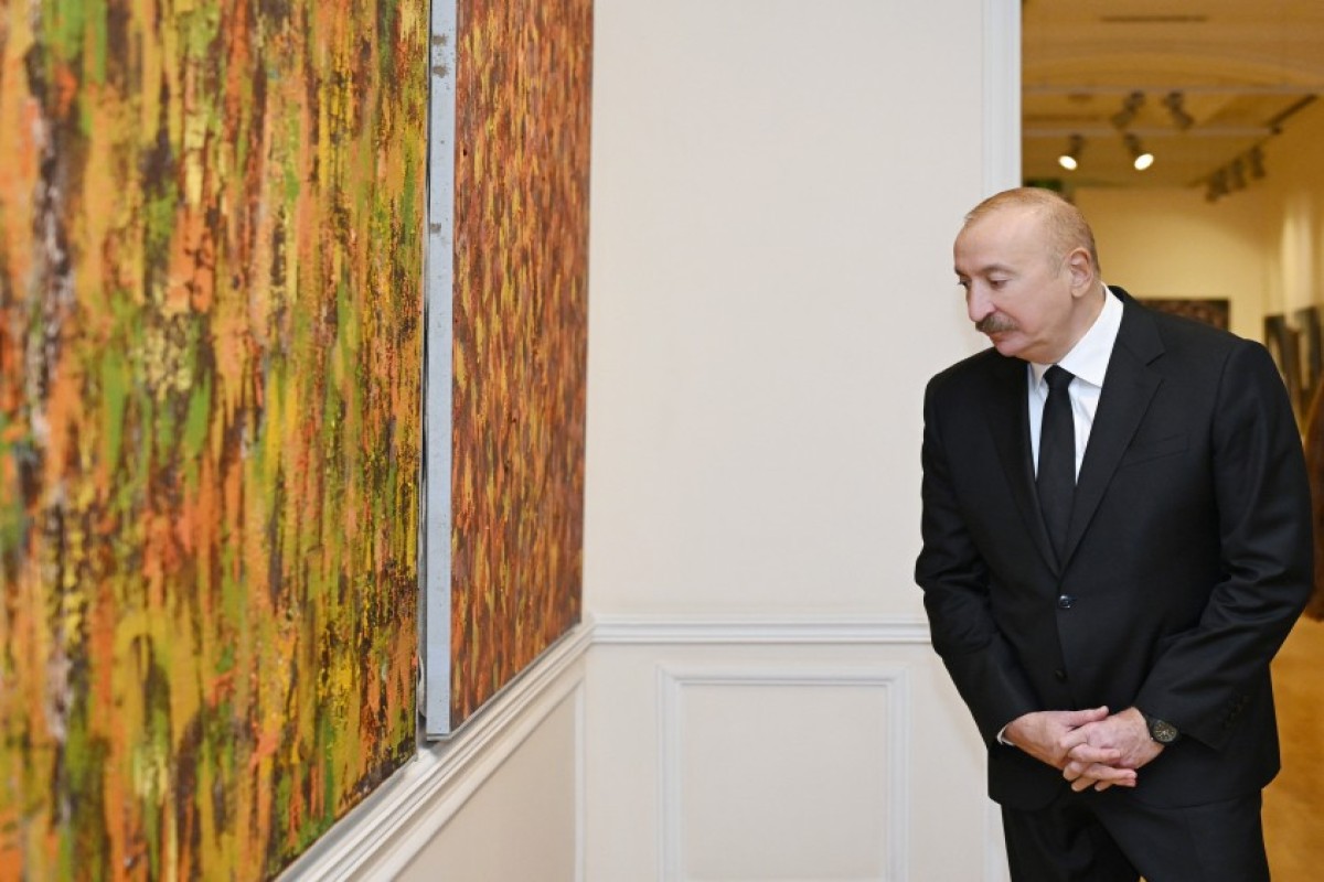 Le président Ilham Aliyev, la première dame Mehriban Aliyeva et les membres de leur famille visitent l’exposition rétrospective « Mon Abcheron : et plus encore »-PHOTO 