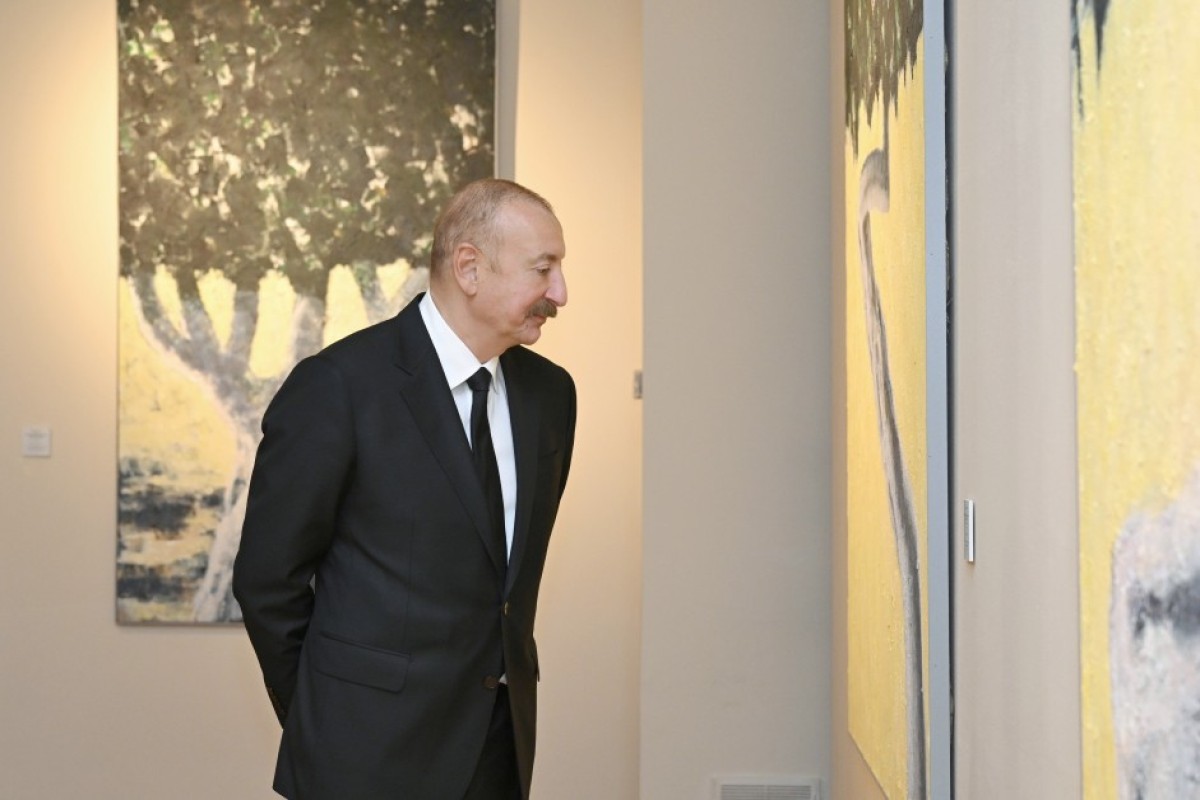 Le président Ilham Aliyev, la première dame Mehriban Aliyeva et les membres de leur famille visitent l’exposition rétrospective « Mon Abcheron : et plus encore »-PHOTO 