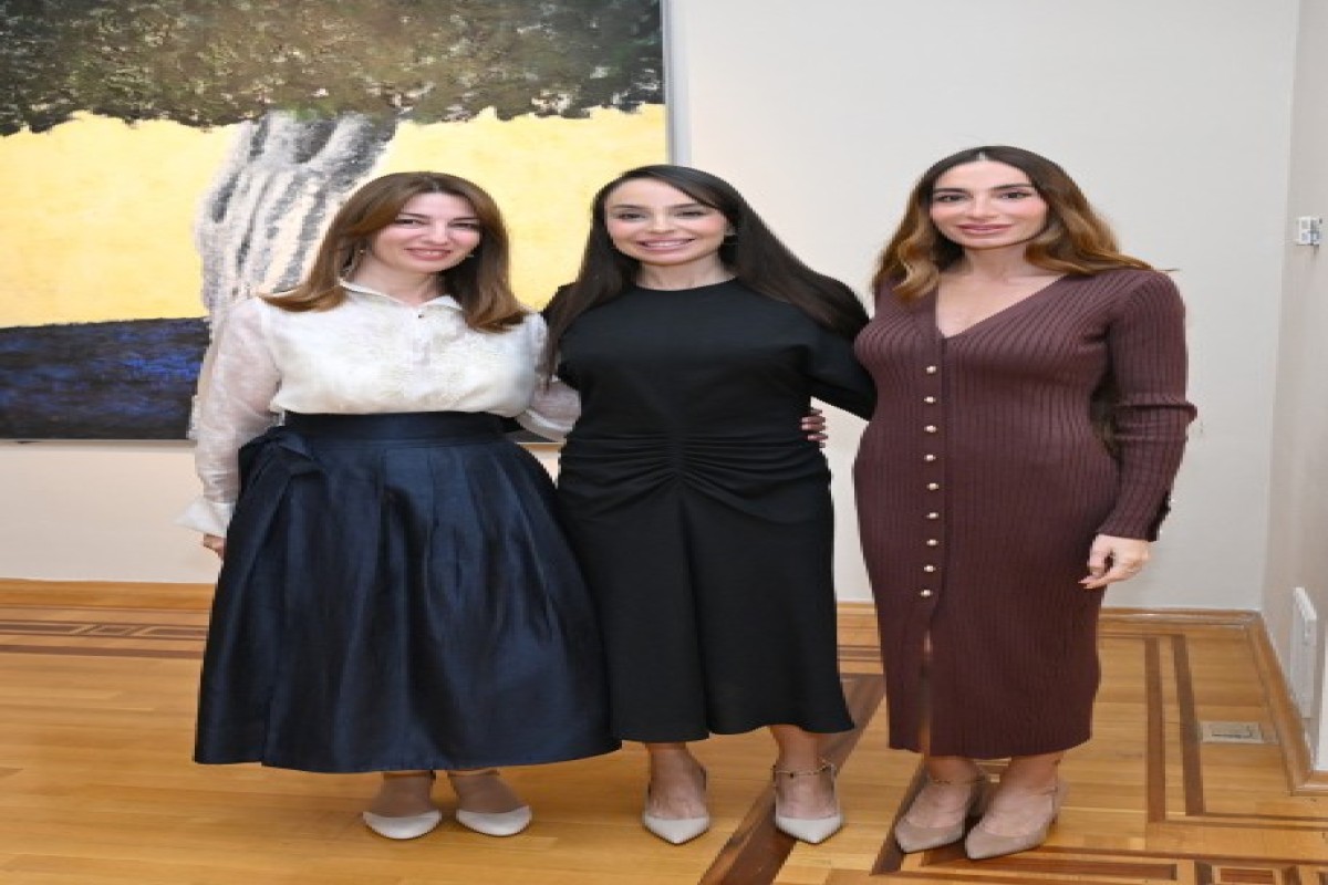 Le président Ilham Aliyev, la première dame Mehriban Aliyeva et les membres de leur famille visitent l’exposition rétrospective « Mon Abcheron : et plus encore »-PHOTO 