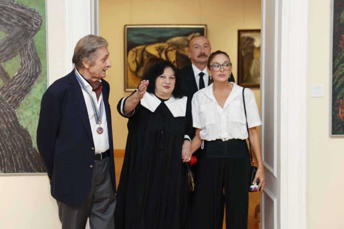 Le président Ilham Aliyev, la première dame Mehriban Aliyeva et les membres de leur famille visitent l’exposition rétrospective « Mon Abcheron : et plus encore »-PHOTO 