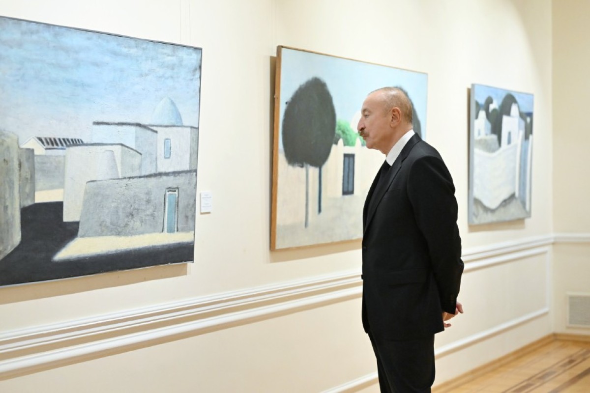 Le président Ilham Aliyev, la première dame Mehriban Aliyeva et les membres de leur famille visitent l’exposition rétrospective « Mon Abcheron : et plus encore »-PHOTO 