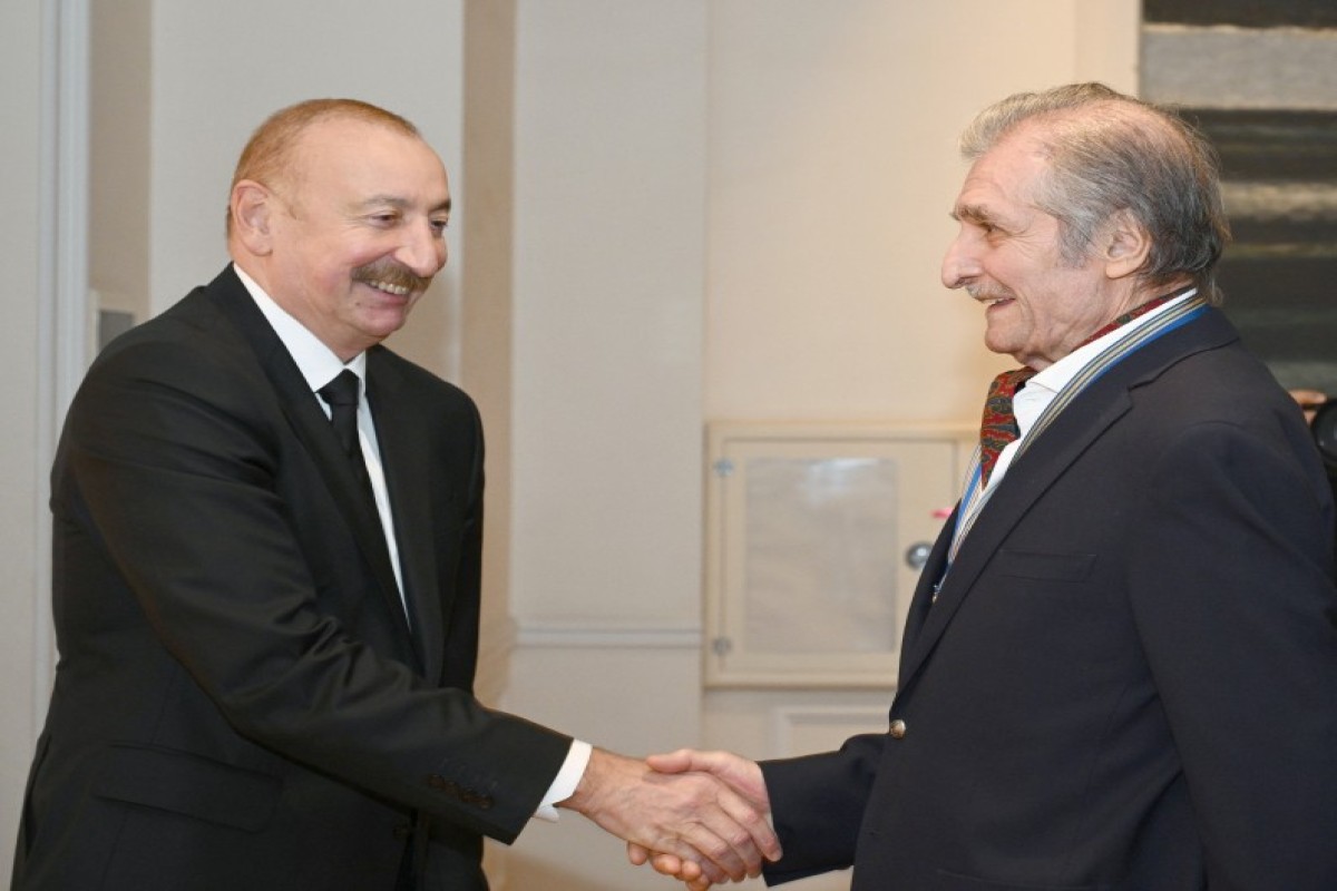 Le président Ilham Aliyev, la première dame Mehriban Aliyeva et les membres de leur famille visitent l’exposition rétrospective « Mon Abcheron : et plus encore »-PHOTO 