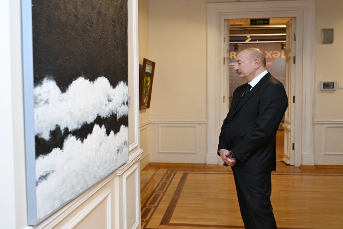 Le président Ilham Aliyev, la première dame Mehriban Aliyeva et les membres de leur famille visitent l’exposition rétrospective « Mon Abcheron : et plus encore »-PHOTO 