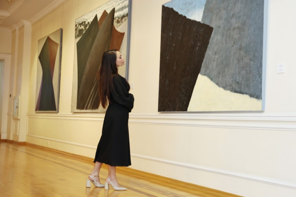Le président Ilham Aliyev, la première dame Mehriban Aliyeva et les membres de leur famille visitent l’exposition rétrospective « Mon Abcheron : et plus encore »-PHOTO 