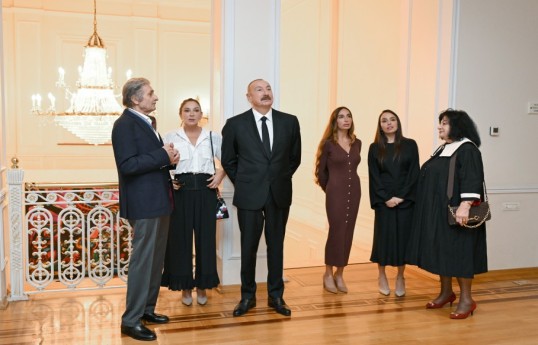 Le président Ilham Aliyev, la première dame Mehriban Aliyeva et les membres de leur famille visitent l’exposition rétrospective « Mon Abcheron : et plus encore »-PHOTO 